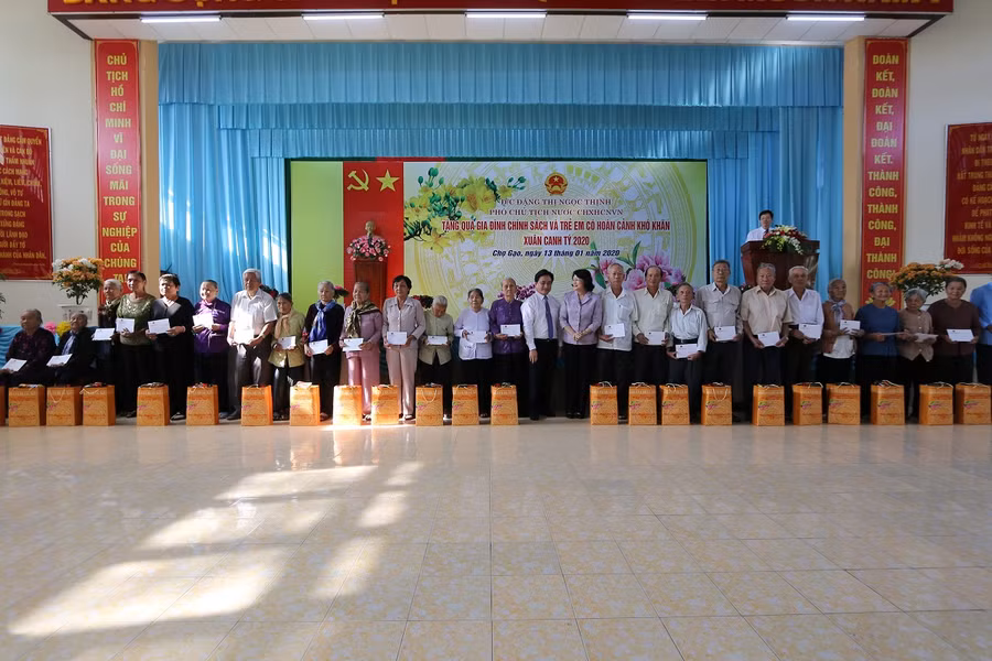 Phó Chủ tịch nước Đặng Thị Ngọc Thịnh tặng quà cho gia đình chính sách