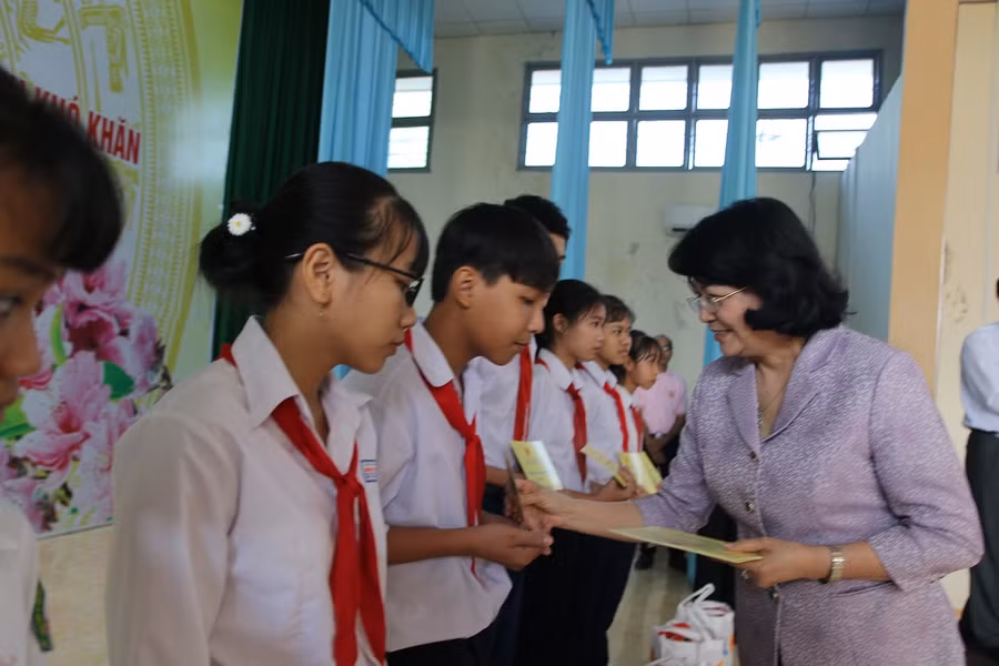 Phó Chủ tịch nước Đặng Thị Ngọc Thịnh tặng học bổng cho học sinh.