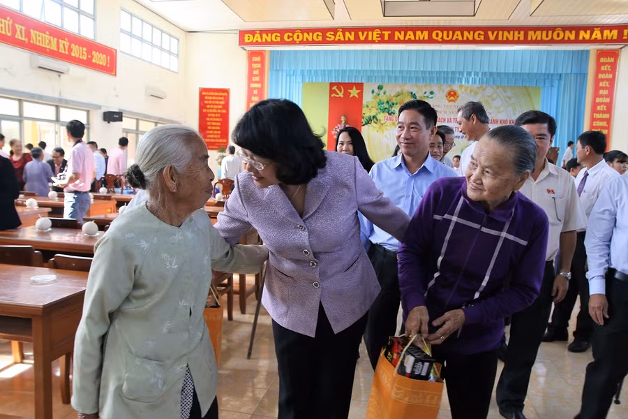 Phó Chủ tịch nước Đặng Thị Ngọc Thịnh thăm hỏi gia đình chính sách.