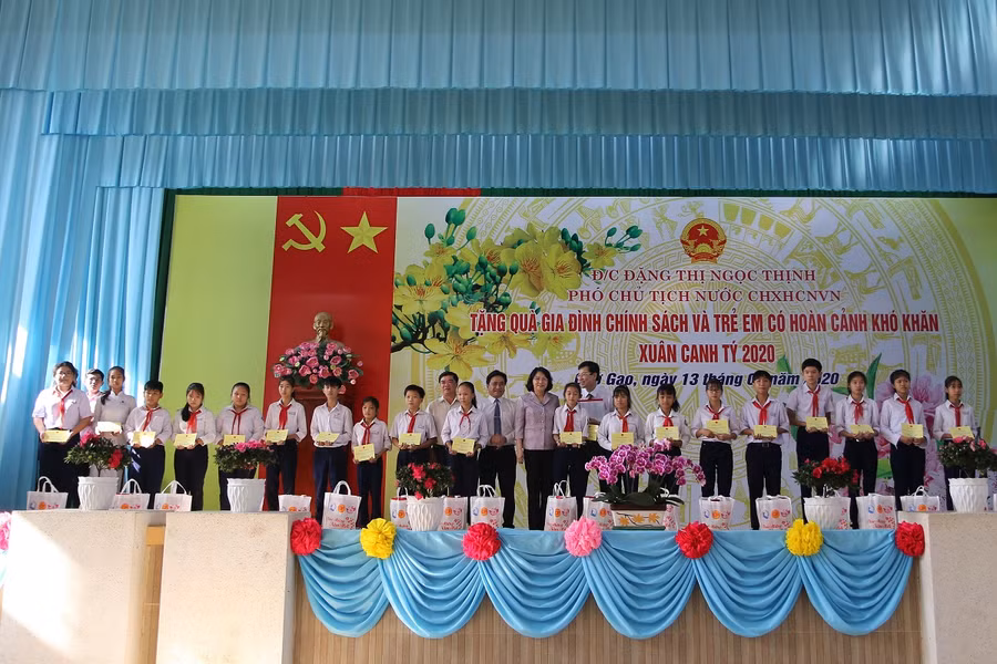 Phó Chủ tịch nước Đặng Thị Ngọc Thịnh tặng quà gia đình chính sách và trẻ em hoàn cảnh khó khăn tỉnh Tiền Giang