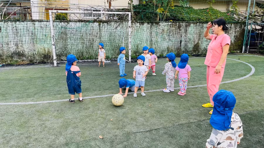 Cô Lê Thị Thủy - Trường Mầm non Bình Minh, quận Hải Châu (TP Đà Nẵng) hướng dẫn trẻ hoạt động ở sân bóng. Ảnh: NVCC Cô Lê Thị Thủy - Trường Mầm non Bình Minh, quận Hải Châu (TP Đà Nẵng) hướng dẫn trẻ hoạt động ở sân bóng. Ảnh: NVCC