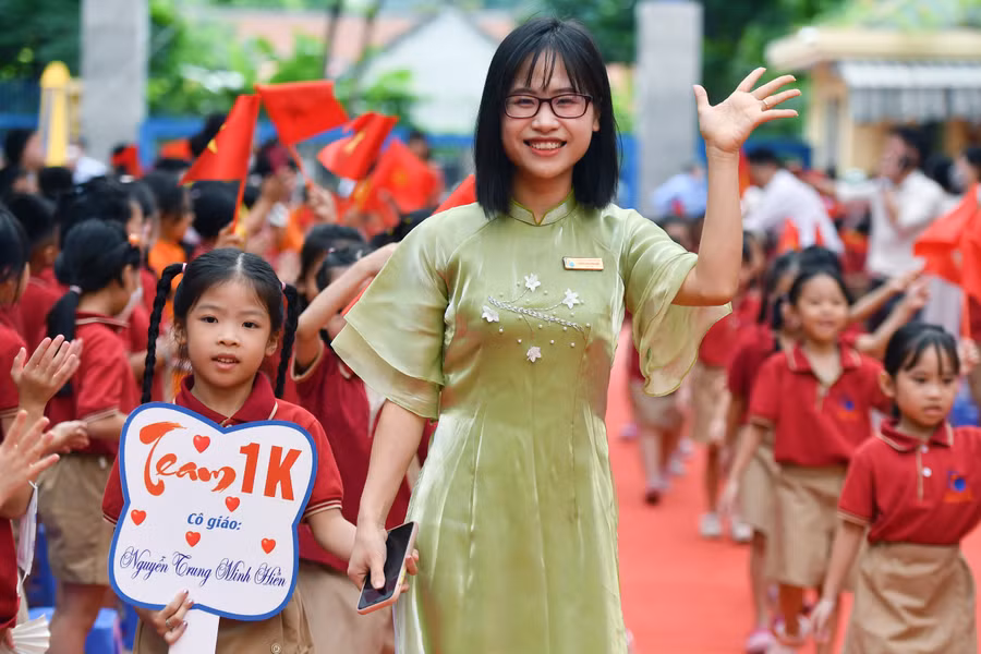 Cô và trò Hà Nội trong ngày khai giảng năm học 2022 - 2023. Ảnh minh họa: ITN