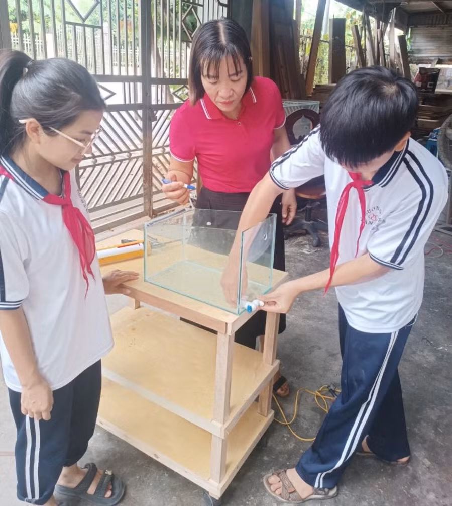 Cô Phạm Thị Hoàng Oanh - giáo viên Toán - Lý, Trường THCS Tân Viên hướng dẫn học trò làm thiết bị lọc nước mặn thành nước ngọt. Cô Phạm Thị Hoàng Oanh - giáo viên Toán - Lý, Trường THCS Tân Viên hướng dẫn học trò làm thiết bị lọc nước mặn thành nước ngọt.