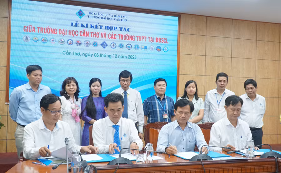 Khoa Sư phạm (Trường ĐH Cần Thơ) và ban giám hiệu các trường THPT ở ĐBSCL ký kết hợp tác. Ảnh: Ngọc Bích