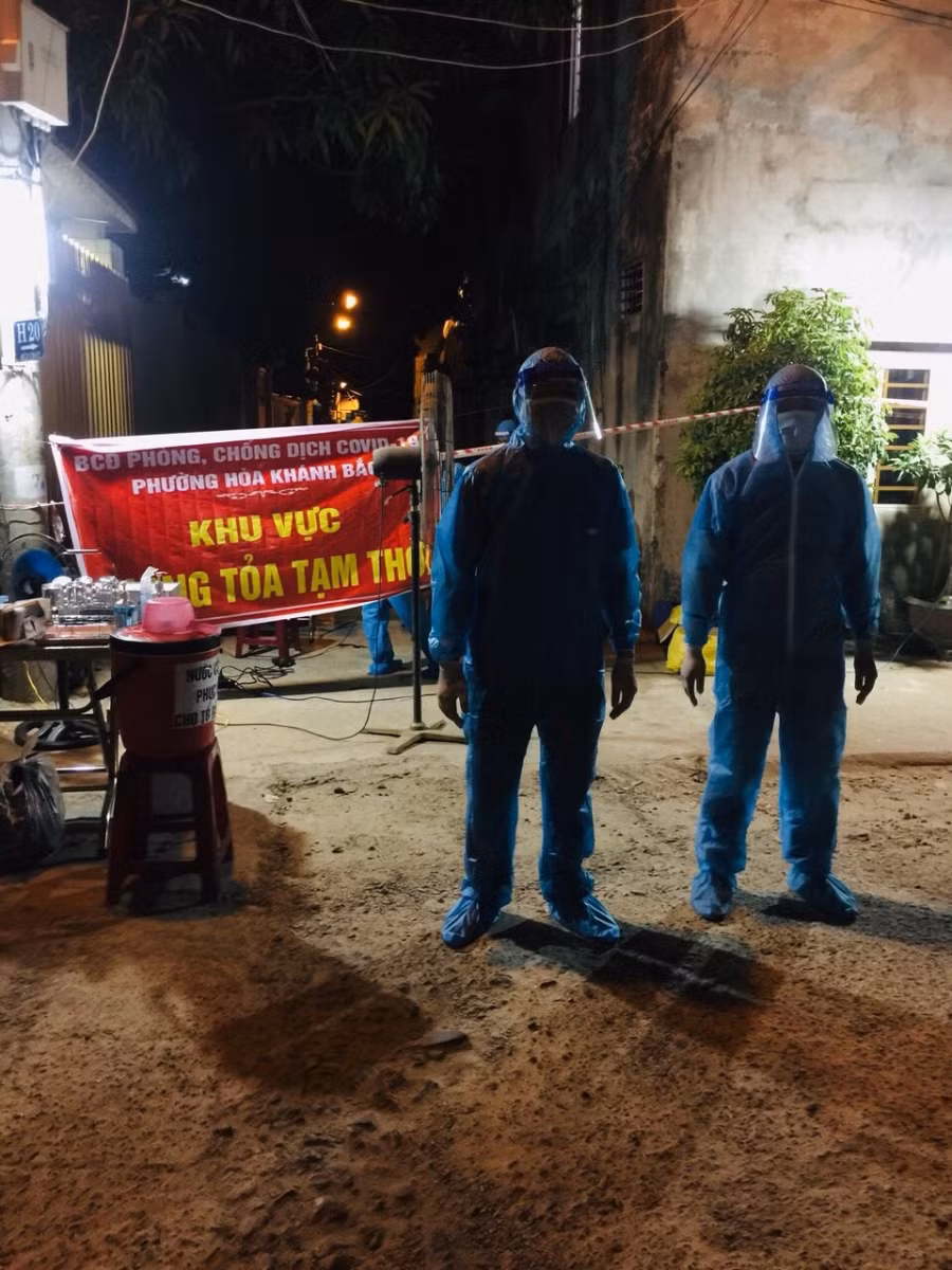 Trắng đêm tham gia hỗ trợ cơ quan y tế lấy mẫu xét nghiệm diện rộng tại các khu vực có liên quan đến F0.