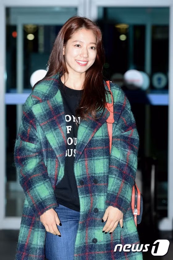 Diện boots cao cổ, Park Shin Hye bị lộ đùi to ảnh 10