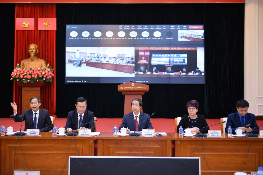 Bộ trưởng Nguyễn Kim Sơn, Thứ trưởng Nguyễn Văn Phúc; Chủ tịch Công đoàn Giáo dục Việt Nam Nguyễn Ngọc Ân; Cục trưởng Cục NGCBQLGD Vũ Minh Đức; Vụ trưởng Vụ Giáo dục Đại học Nguyễn Thu Thủy chủ trì chương trình gặp gỡ chiều 15/8. Bộ trưởng Nguyễn Kim Sơn, Thứ trưởng Nguyễn Văn Phúc; Chủ tịch Công đoàn Giáo dục Việt Nam Nguyễn Ngọc Ân; Cục trưởng Cục NGCBQLGD Vũ Minh Đức; Vụ trưởng Vụ Giáo dục Đại học Nguyễn Thu Thủy chủ trì chương trình gặp gỡ chiều 15/8.