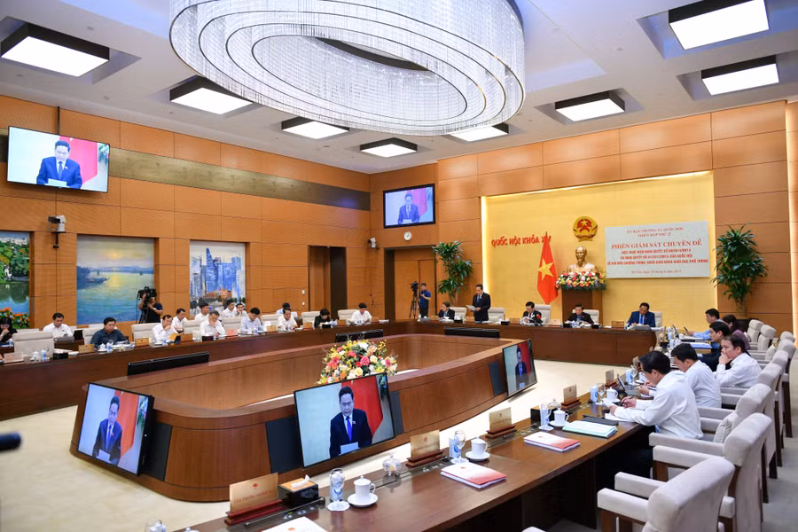 Uỷ ban Thường vụ Quốc hội đã họp phiên giám sát chuyên đề “Việc thực hiện Nghị quyết số 88/2014/QH13 và Nghị quyết số 51/2017/QH14 của Quốc hội về đổi mới chương trình, sách giáo khoa giáo dục phổ thông” chiều 14/8. Uỷ ban Thường vụ Quốc hội đã họp phiên giám sát chuyên đề “Việc thực hiện Nghị quyết số 88/2014/QH13 và Nghị quyết số 51/2017/QH14 của Quốc hội về đổi mới chương trình, sách giáo khoa giáo dục phổ thông” chiều 14/8.