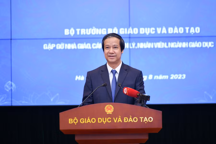 Bộ trưởng Bộ GD&ĐT Nguyễn Kim Sơn phát biểu tại buổi gặp gỡ giáo viên, cán bộ quản lý, nhân viên bậc mầm non, phổ thông, giáo dục thường xuyên. Bộ trưởng Bộ GD&ĐT Nguyễn Kim Sơn phát biểu tại buổi gặp gỡ giáo viên, cán bộ quản lý, nhân viên bậc mầm non, phổ thông, giáo dục thường xuyên.