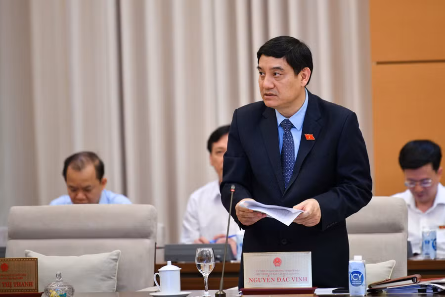 Ông Nguyễn Đắc Vinh, Chủ nhiệm Ủy ban Văn hóa, Giáo dục của Quốc hội báo cáo tóm tắt kết quả giám sát chuyên đề “Việc thực hiện Nghị quyết số 88/2014/QH13 và Nghị quyết số 51/2017/QH14 của Quốc hội về đổi mới chương trình, sách giáo khoa giáo dục phổ thông”. Ông Nguyễn Đắc Vinh, Chủ nhiệm Ủy ban Văn hóa, Giáo dục của Quốc hội báo cáo tóm tắt kết quả giám sát chuyên đề “Việc thực hiện Nghị quyết số 88/2014/QH13 và Nghị quyết số 51/2017/QH14 của Quốc hội về đổi mới chương trình, sách giáo khoa giáo dục phổ thông”.