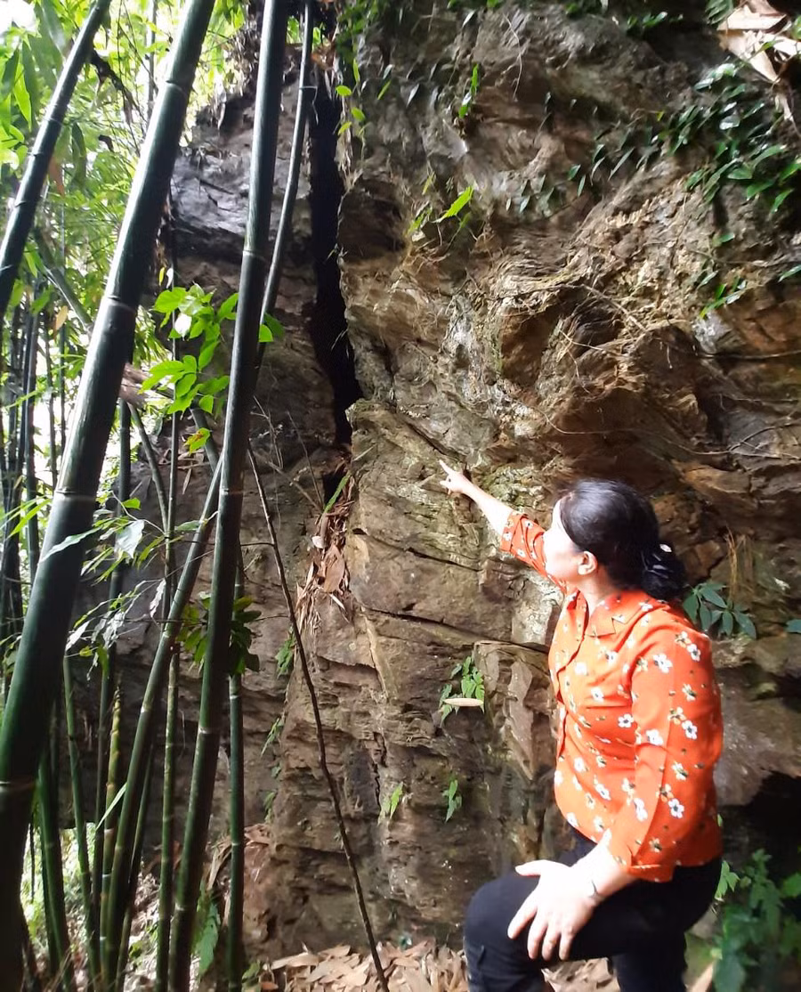 Lãnh đạo huyện Bắc Mê kiểm tra, khảo sát vị trí tảng đá lớn có nguy cơ sạt lở xuống khuôn viên Trường Mầm non và Trường PTDT Bán trú THCS Lạc Nông, trụ sở xã Lạc Nông.