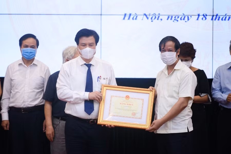 Bộ trưởng Bộ GD&amp;ĐT Nguyễn Kim Sơn trao bằng khen của Bộ trưởng Bộ GD&amp;ĐT cho Thứ trưởng Bộ GD&amp;ĐT Nguyễn Hữu Độ và các cá nhân có thành tích xuất sắc trong công tác triển khai thực hiện Đề án “Xây dựng xã hội học tập giai đoạn 2012 - 2020".