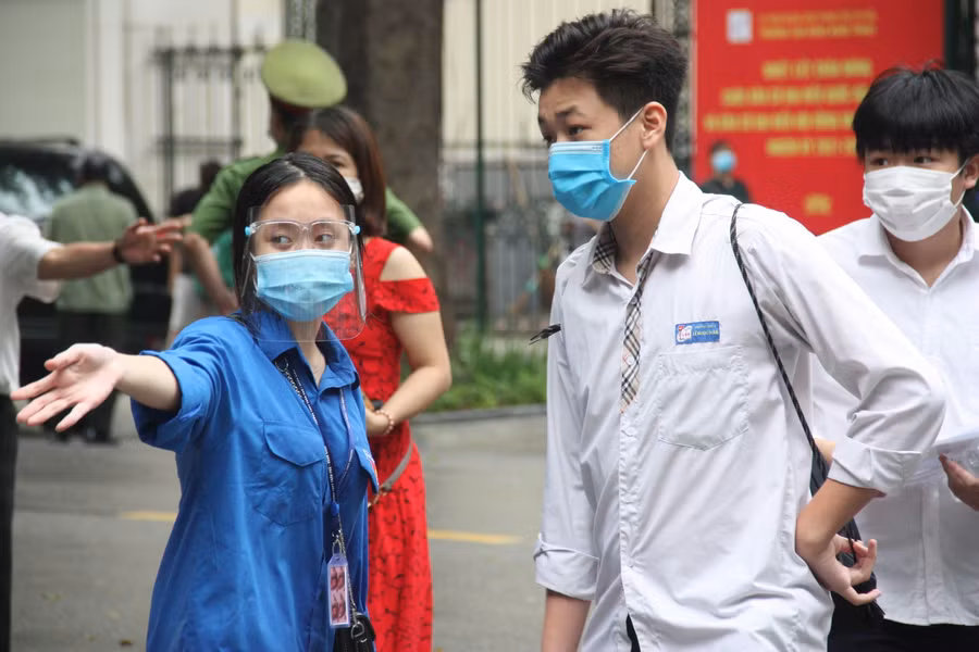 Thí sinh được hướng dẫn cổng vào tùy theo phòng thi tại điểm thi Trường THPT Trần Phú - Hoàn Kiếm.