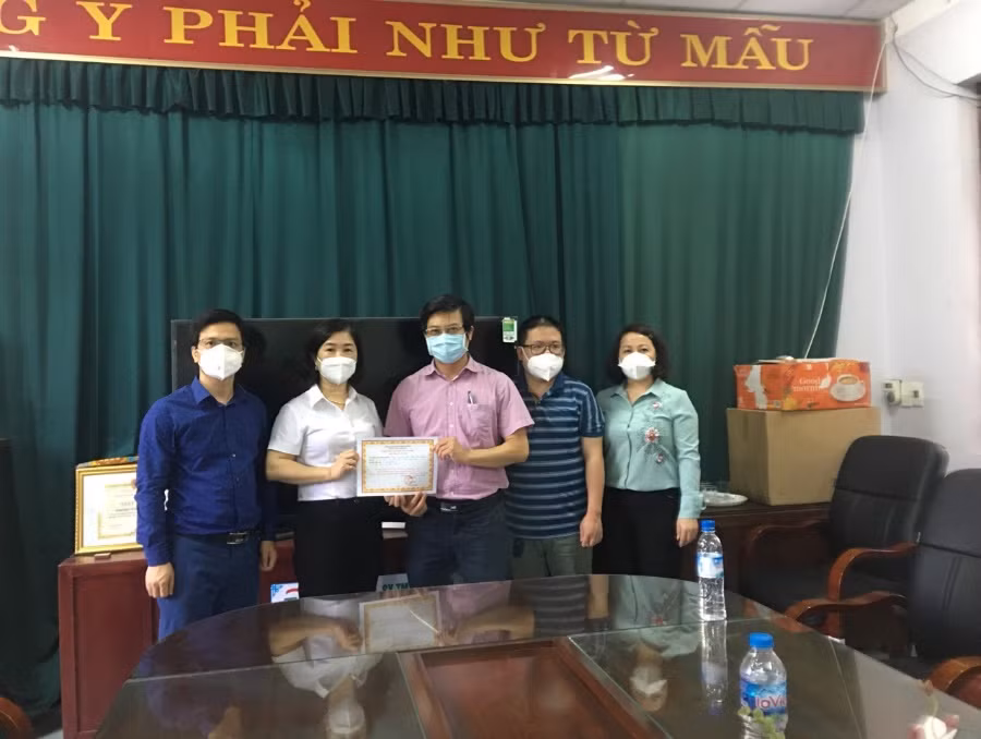 Lãnh đạo trường THPT Hàn Thuyên trao tiền ủng hộ phòng chống Covid-19 cho Trung tâm Y tế Thành phố Bắc Ninh.