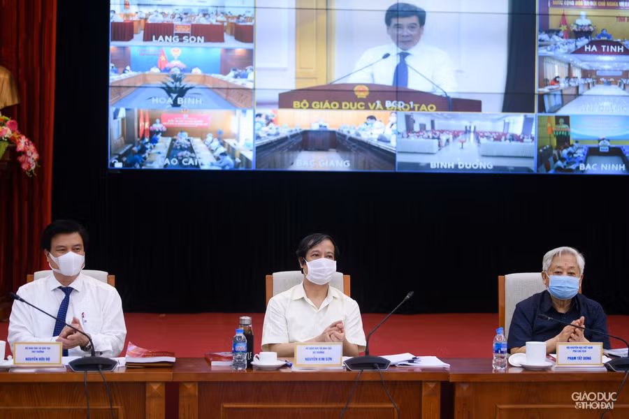 Chủ trì Hội nghị: Bộ trưởng Bộ GD&amp;ĐT Nguyễn Kim Sơn, Thứ trưởng Bộ GD&amp;ĐT Nguyễn Hữu Độ, Phó Chủ tịch Hội khuyến học Việt Nam Phạm Tất Dong.