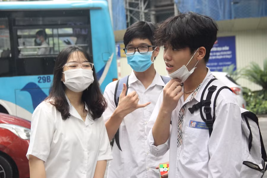 Thí sinh kết thúc 2 bài thi với tâm trạng thoải mái.