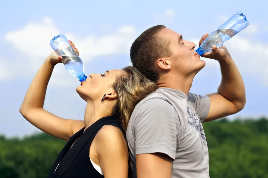 6. Uống đủ nước: Uống 2 lít nước mỗi ngày và ăn thực phẩm có hàm lượng nước cao giúp cơ thể mát mẻ, ngăn tiết mồ hôi dưới cánh tay. Ảnh: spiritselfhealth.