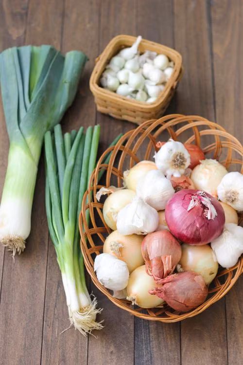 4. Tránh thức ăn gây mồ hôi: Chế độ ăn uống cũng là nguyên nhân chính gây ra mùi hôi ở vùng da dưới cánh tay. Nếu cảm thấy cơ thể mình đổ mồ hôi quá nhiều, bạn nên giảm hoặc loại bỏ những thực phẩm như đồ ăn cay, nóng, nhiều dầu mỡ, rượu, bia, hành, tỏi và các món ăn chứa hàm lượng chất béo cao. Ảnh: hop culture, Pinterest.