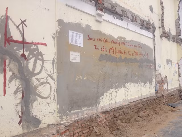"Bức tường 1 tỷ" trên đường Nguyễn Văn Huyên.