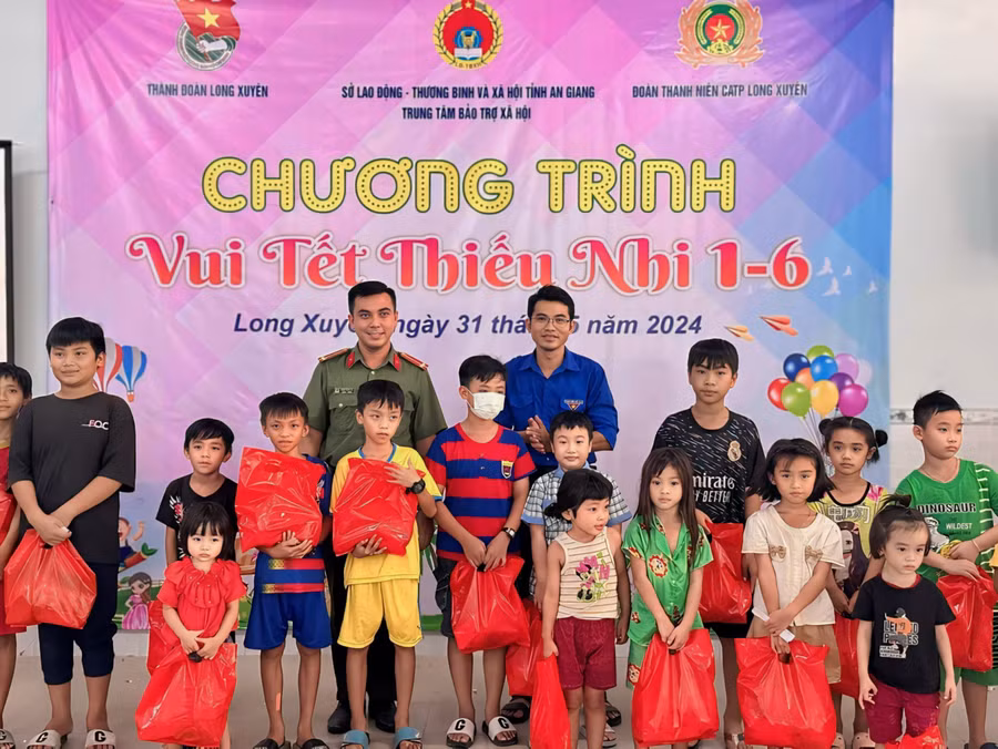 Tặng quà cho các trẻ em có hoàn cảnh khó khăn.