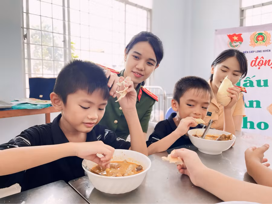 Các em nhỏ tại Trung tâm thưởng thức món ăn.