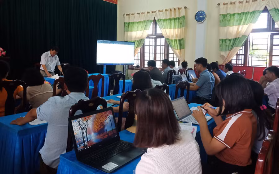 Trường THPT Hướng Phùng tổ chức tập huấn, hướng dẫn nội dung chuyên môn, phần mềm thực hiện trong năm học cho cán bộ, giáo viên, nhân viên. Ảnh: NTCC Trường THPT Hướng Phùng tổ chức tập huấn, hướng dẫn nội dung chuyên môn, phần mềm thực hiện trong năm học cho cán bộ, giáo viên, nhân viên. Ảnh: NTCC