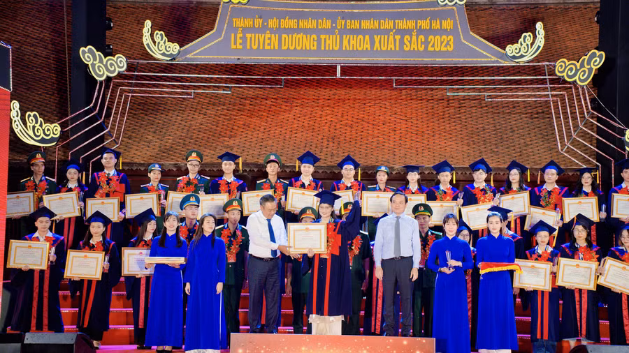 Ngô Thị Hằng tại lễ vinh danh do UBND TP Hà Nội tổ chức.