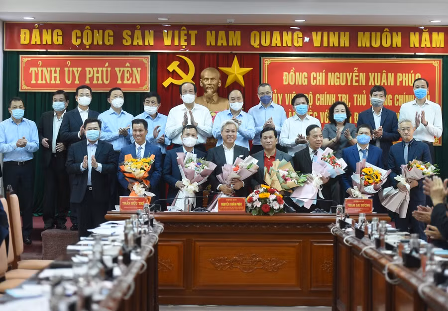 Thủ tướng Nguyễn Xuân Phúc cùng các đại biểu chứng kiến lễ ký hợp tác đầu tư vào tỉnh Phú Yên.