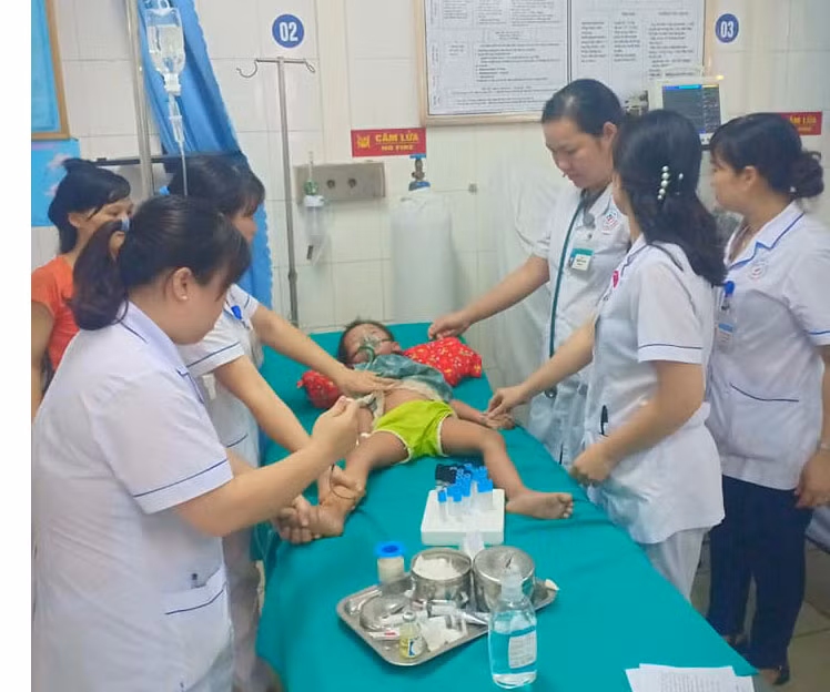 Một nốt kiến đốt khiến bé gái sốc phản vệ.