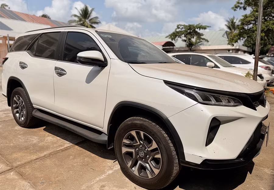 Chiếc xe ô tô tang vật vụ án được lực lượng Công an thu hồi. (Ảnh: Tiến Tầm) Chiếc xe ô tô tang vật vụ án được lực lượng Công an thu hồi. (Ảnh: Tiến Tầm)