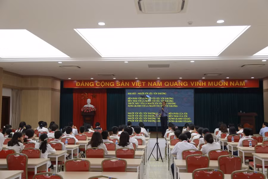 Buổi nói chuyện của thầy Đỗ Thái Đăng đã thu hút đông đảo học sinh tham gia.