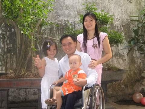 Chuyện tình cổ tích của lương y ngồi xe lăn và cô gái xinh đẹp làng Chuông - Ảnh 2 Chuyện tình cổ tích của lương y ngồi xe lăn và cô gái xinh đẹp làng Chuông - Ảnh 2