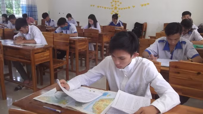 HS Trường THPT Phú Hưng (huyện Cái Nước, Cà Mau) trong giờ thi khảo sát