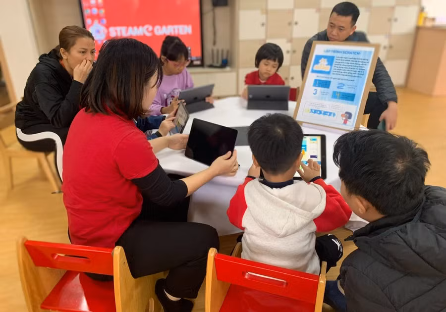 Giúp trẻ làm quen tiếng Anh tại Trường Mầm non Eduplay Hà Nội. Ảnh: TG
