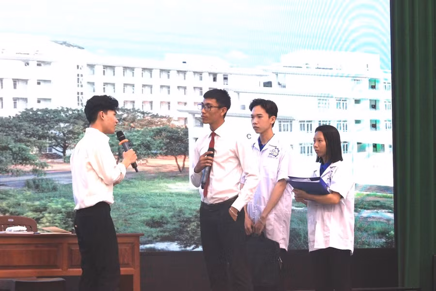 Đội Khoa Tài nguyên - Môi trường thể hiện phần thi tiểu phẩm.