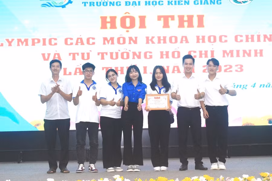 Ban Tổ chức trao giải nhất cho đội Khoa Kỹ thuật - Công nghệ.