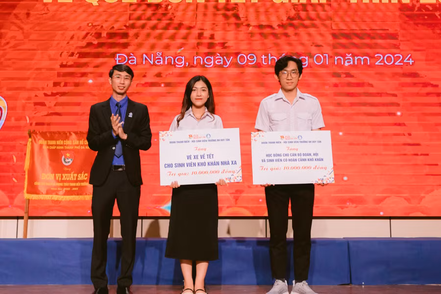 Tiếp nhận hỗ trợ Chương trình tặng vé xe về Tết cho sinh viên khó khăn nhà xa của Trường ĐH Duy Tân. Tiếp nhận hỗ trợ Chương trình tặng vé xe về Tết cho sinh viên khó khăn nhà xa của Trường ĐH Duy Tân.