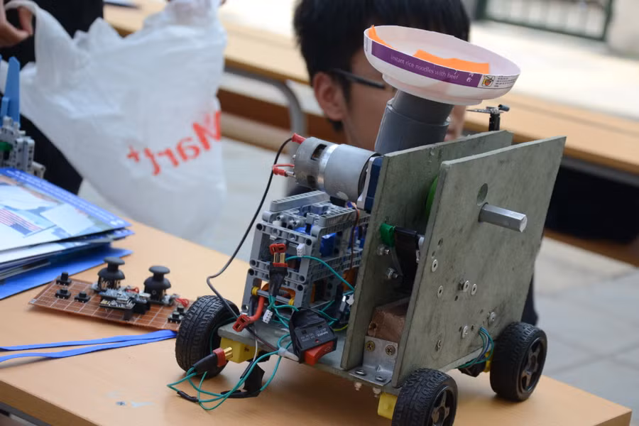 Robot có thể đi theo một đường kẻ đen đã vẽ trước, đến từ CLB GreenAms Robotics