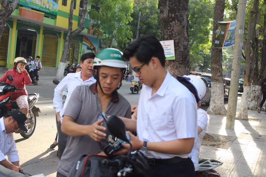 Cùng con kiểm tra các vật dụng, giấy tờ cần thiết trước khi vào phòng thi.