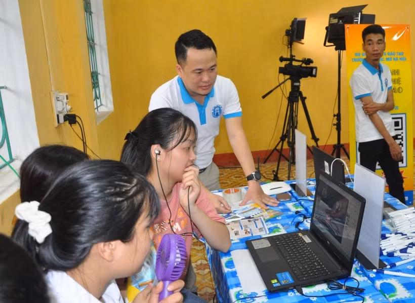 ThS Đỗ Ngọc Anh trong một hoạt động tư vấn tuyển sinh của Trường Đại học Mở Hà Nội tại tỉnh Yên Bái. Ảnh: NVCC