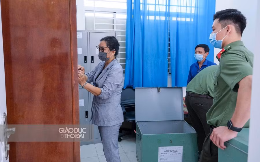 Đề thi được bàn giao dưới sự chứng kiến của lực lượng Công an, Thanh tra, BCĐ thi... sau đó được khóa chặt, niêm phong kỹ lưỡng. Ảnh: Quốc Ngữ, Trường Tiến. Đề thi được bàn giao dưới sự chứng kiến của lực lượng Công an, Thanh tra, BCĐ thi... sau đó được khóa chặt, niêm phong kỹ lưỡng. Ảnh: Quốc Ngữ, Trường Tiến.