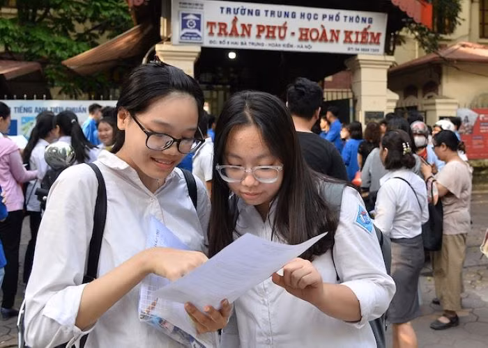 Thí sinh phấn khởi ra khỏi phòng thi. Ảnh Tú Anh