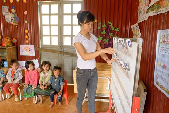 Cô Kiều vẫn miệt mài giảng dạy bên những "đứa con" thơ của mình.