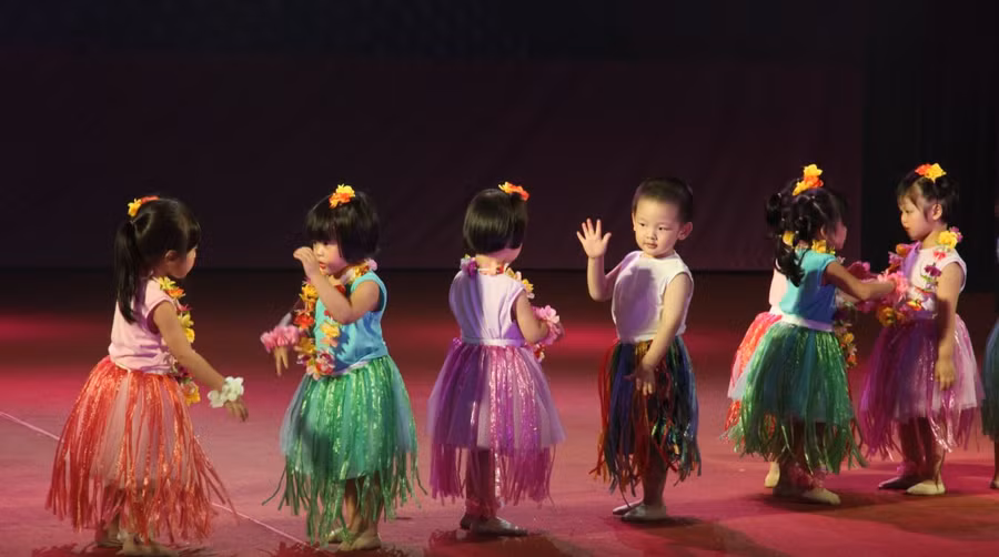 Những sắc màu văn hóa được học sinh của trường thể hiện rất vui tươi, hồn nhiên, đem lại niềm vui cho khán giả