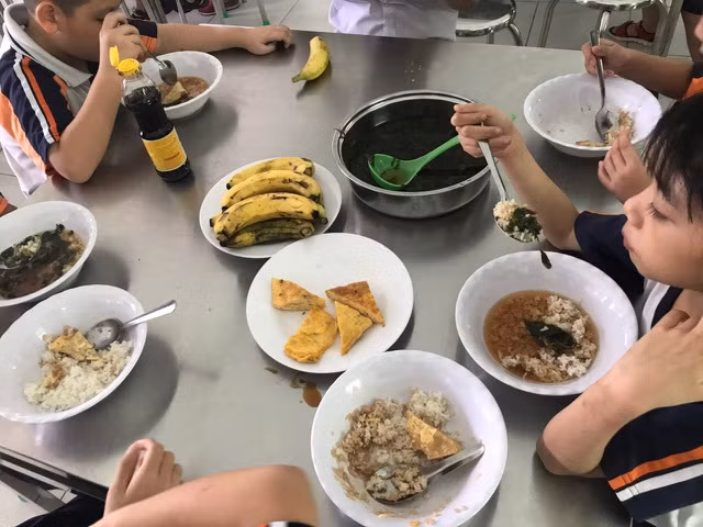 Bữa ăn ngày 22/10 của học sinh Trường Tiểu học Trần Thị Bưởi do phụ huynh chia sẻ . Ảnh PH cung cấp