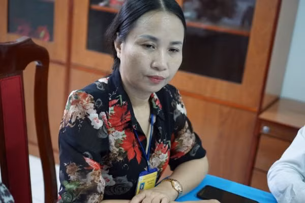 Cô Hiệu trưởng Nguyễn Thị Thu Hương trao đổi với báo chí trưa ngày 3/11
