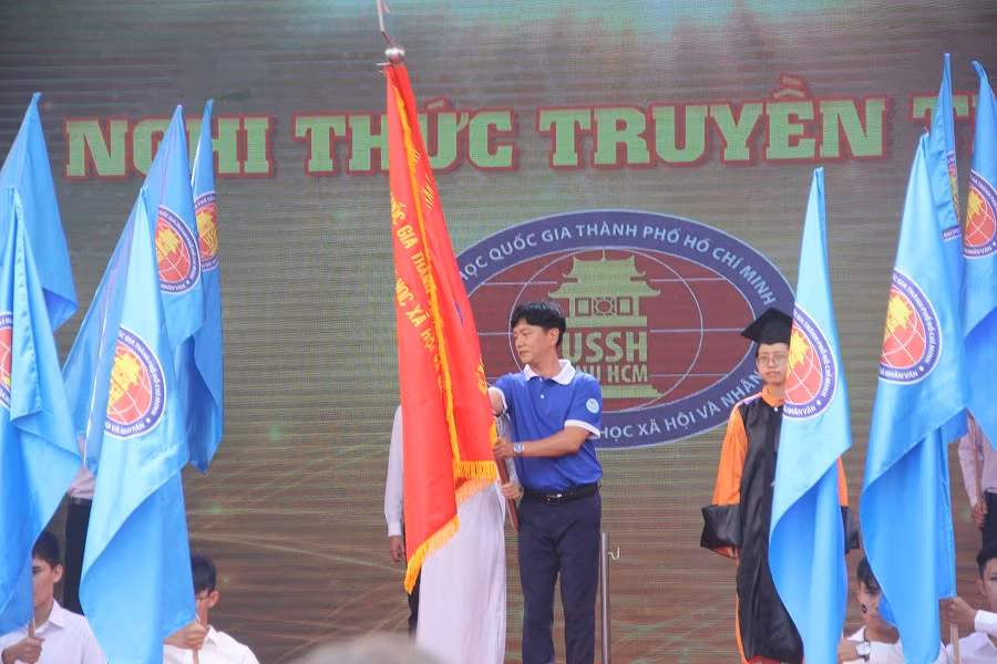 Nghi thức trao cờ truyền thống trong Lễ khai giảng năm học 2019-2020 của Trường ĐH KHXH&NV (ĐH Quốc gia TP.HCM).