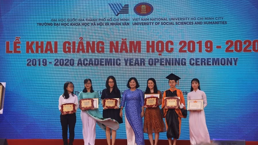 PGS.TS Ngô Thị Phương Lan, Hiệu trưởng Trường ĐH KHXH&NV khen thưởng các tân sinh viên, tân học viên, tân cử nhân có thành tích cao PGS.TS Ngô Thị Phương Lan, Hiệu trưởng Trường ĐH KHXH&NV khen thưởng các tân sinh viên, tân học viên, tân cử nhân có thành tích cao