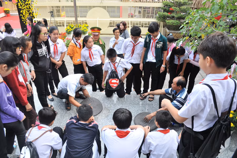 HS Cần Thơ tham gia trò chơi dân gian trong giờ ngoại khóa tại bảo tàng. Ảnh: Q. Ngữ