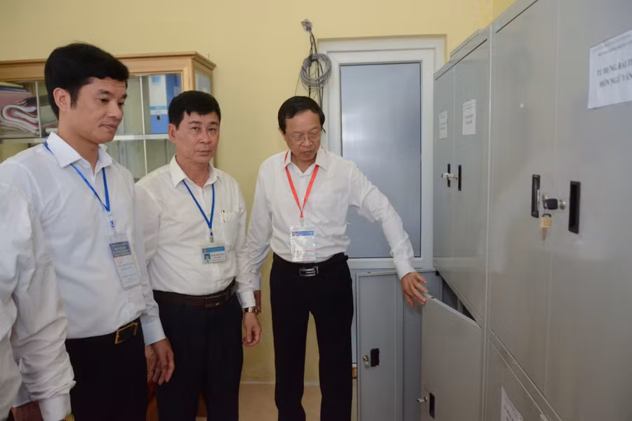 Thứ trưởng Phạm Ngọc Thưởng nắm tình hình chuẩn bị Kỳ thi tốt nghiệp THPT năm 2023 tại Trường THPT Gia Viễn B.